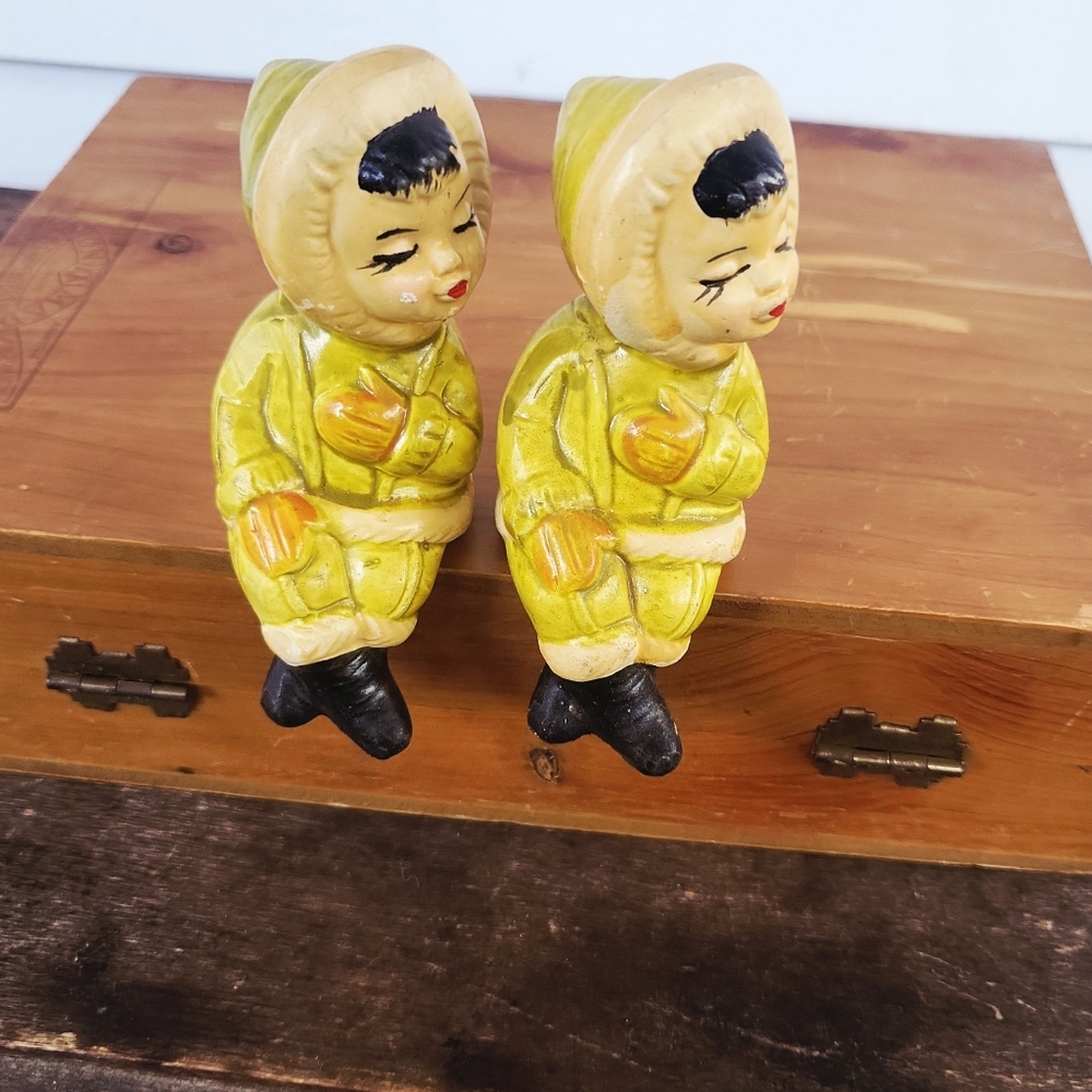 Vintage 50's Kitschy Kissing Eskimo Shelf Sitters Salt & Pepper Shakers